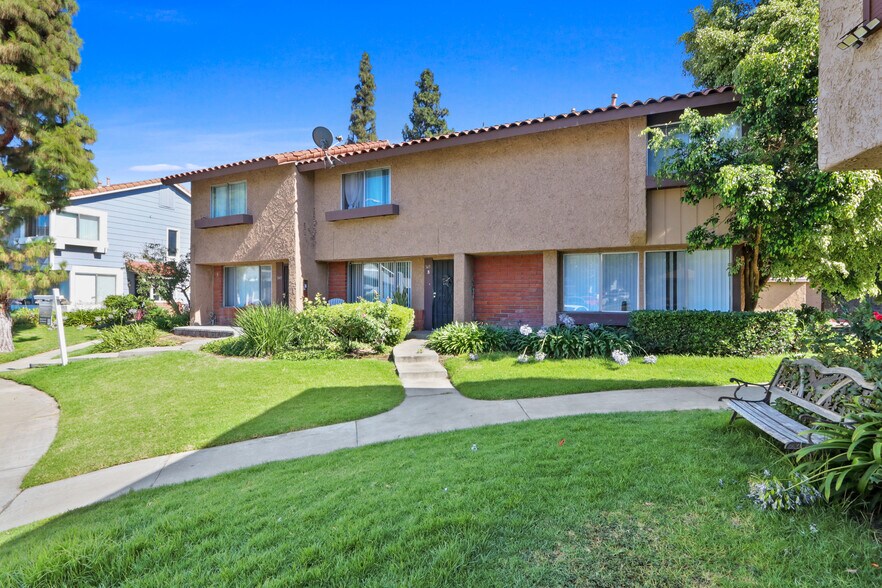 349 Camarillo St, Placentia, CA à vendre - Photo de l’immeuble – Image 2 sur 7