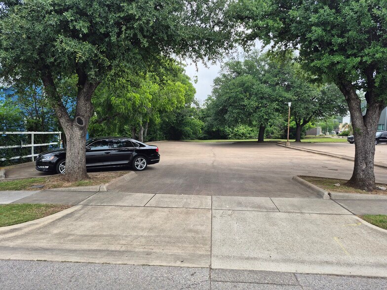 228 Dolores Huerta Dr, Grand Prairie, TX à vendre - Photo de l’immeuble – Image 2 sur 3