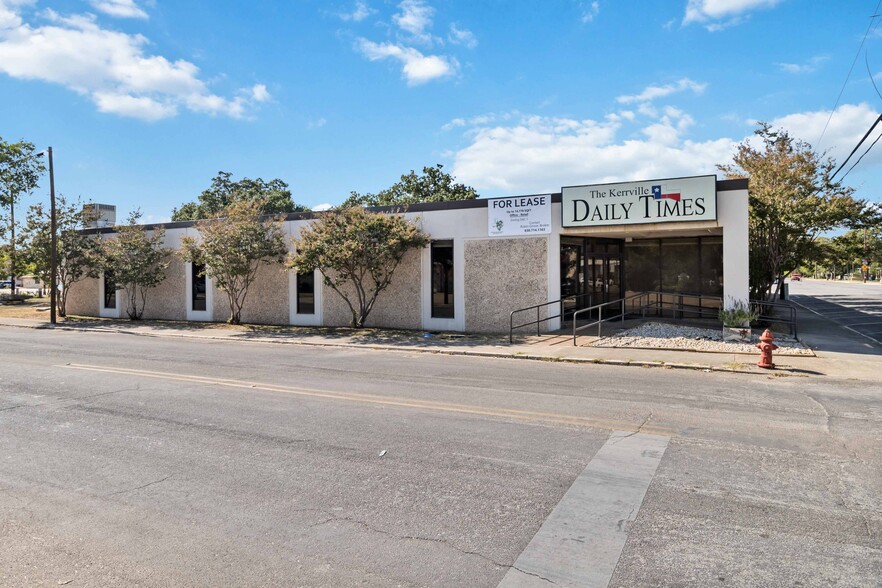 429 Jefferson St, Kerrville, TX à louer - Photo de l’immeuble – Image 2 sur 26