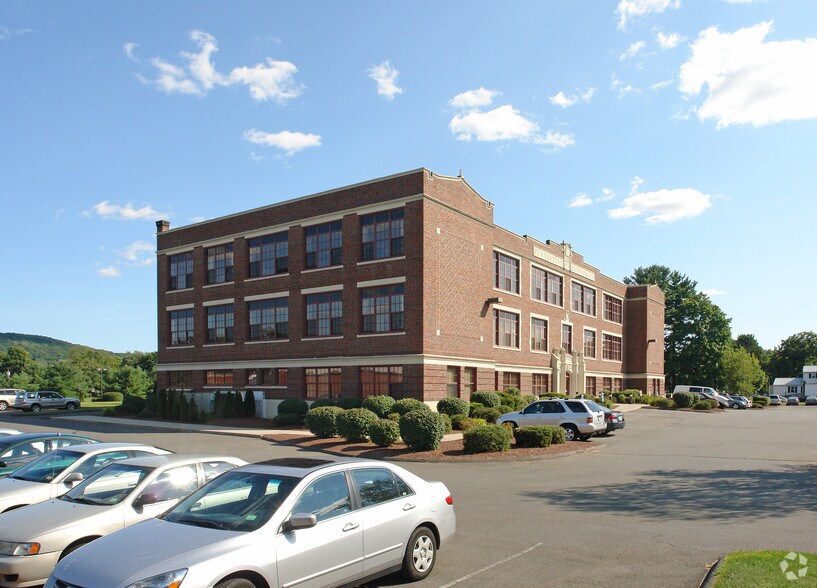 74 East St, Plainville, CT à vendre - Photo de l’immeuble – Image 3 sur 7