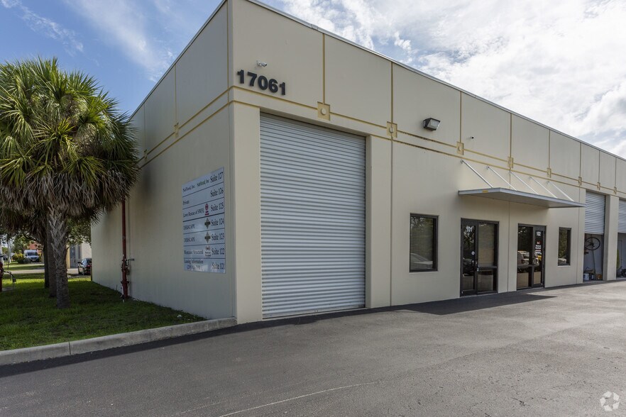 17061 Alico Commerce Ct, Fort Myers, FL à louer - Photo de l’immeuble – Image 3 sur 6