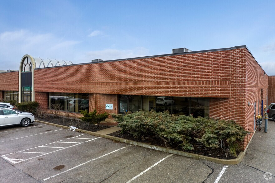 25 Valleywood Dr, Markham, ON à louer - Photo de l’immeuble – Image 2 sur 4