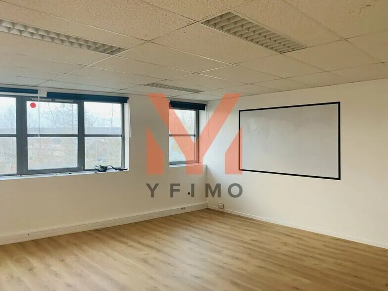 Bureau dans Poissy à louer - Photo de l’immeuble – Image 3 sur 5