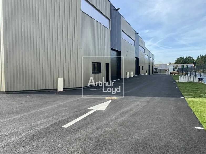 Local d’activités dans Étréchy à louer - Photo de l’immeuble – Image 1 sur 3