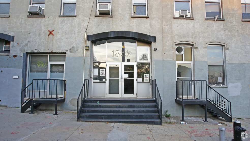 18-24 Bridge St, Brooklyn, NY à louer - Photo de l’immeuble – Image 3 sur 3