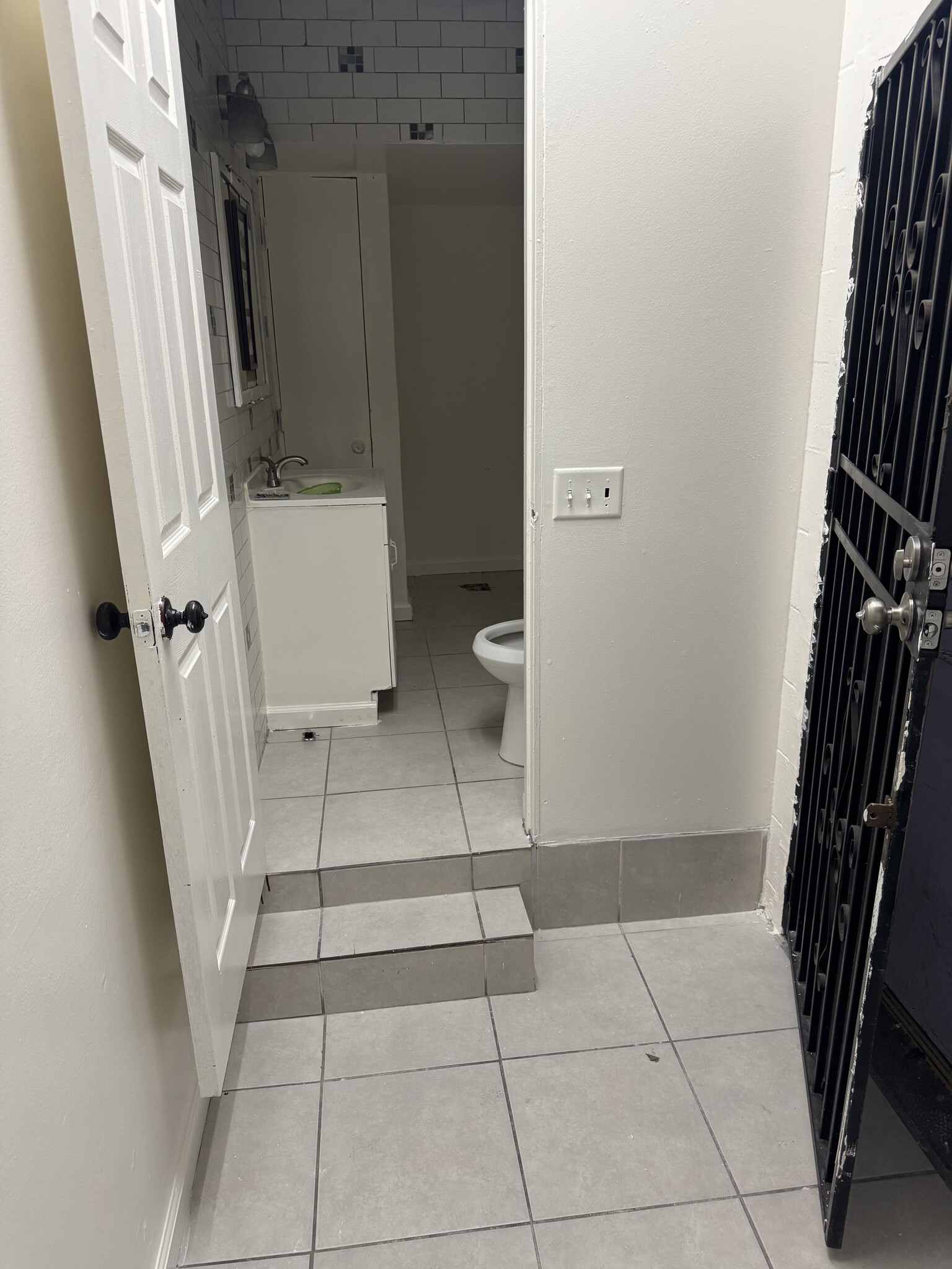 1009-1021 E Holt Ave, Pomona, CA à louer Photo intérieure– Image 1 sur 3