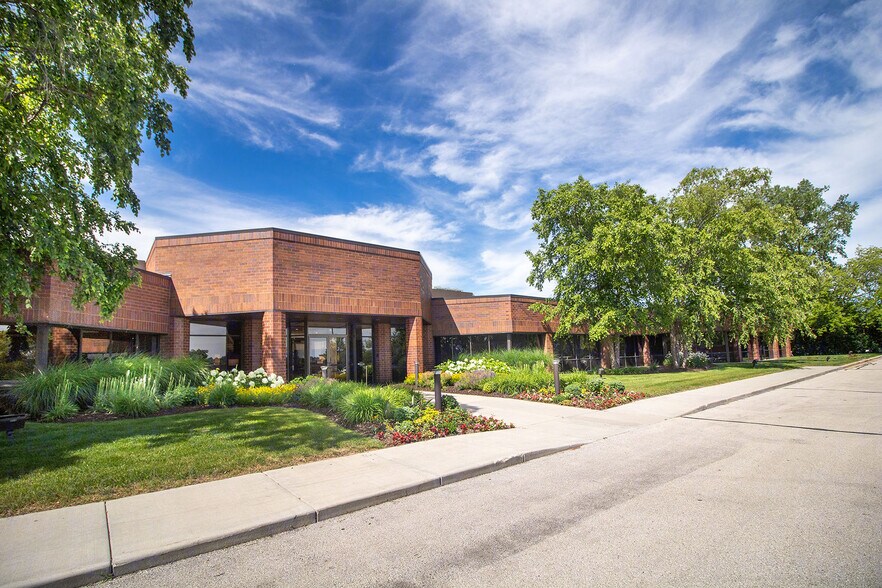 250 N Patrick Blvd, Brookfield, WI à louer - Photo de l’immeuble – Image 2 sur 13