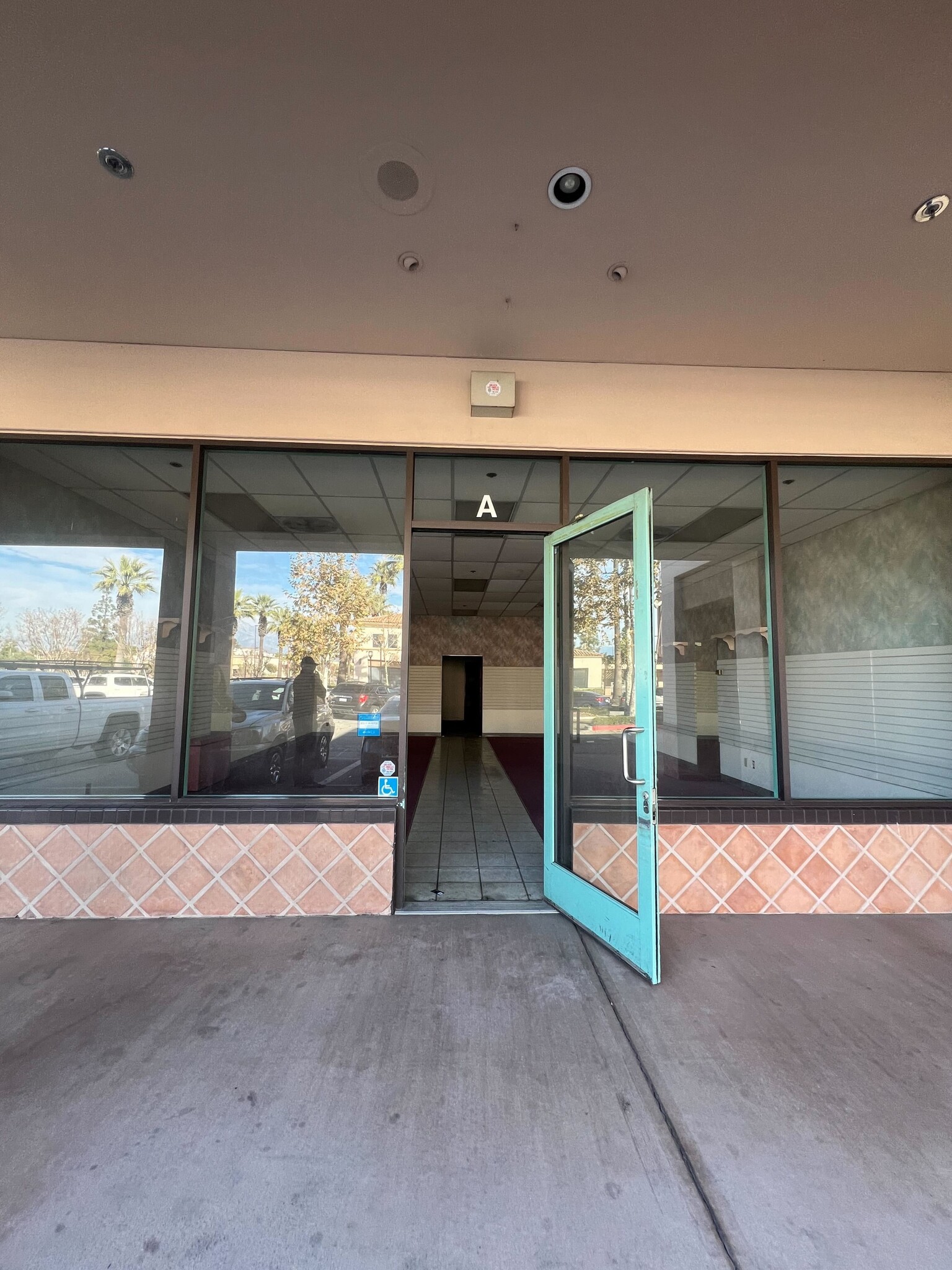 5533-5549 Philadelphia St, Chino, CA à louer Photo de l’immeuble– Image 1 sur 6