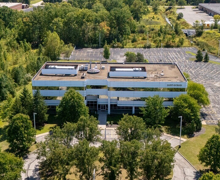 31500 Solon Rd, Solon, OH à louer - Photo de l’immeuble – Image 1 sur 13