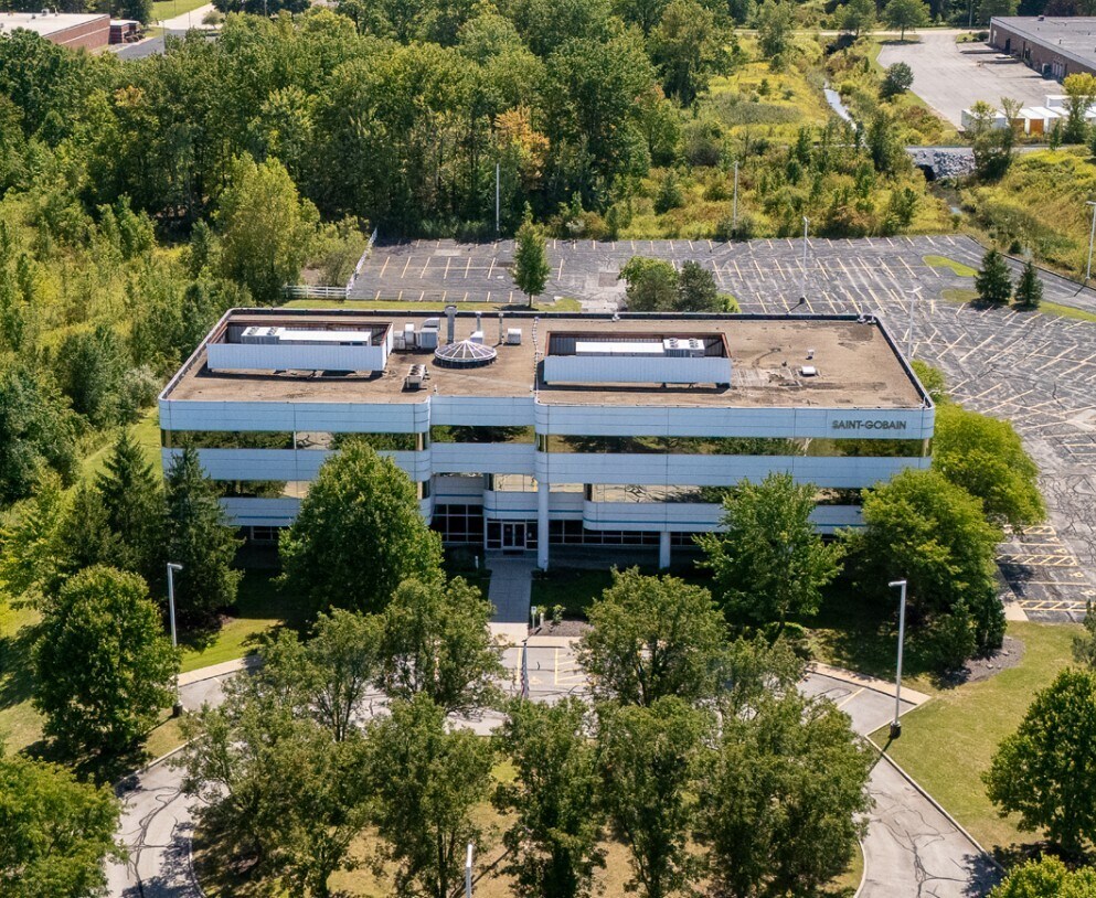 31500 Solon Rd, Solon, OH à louer Photo de l’immeuble– Image 1 sur 14