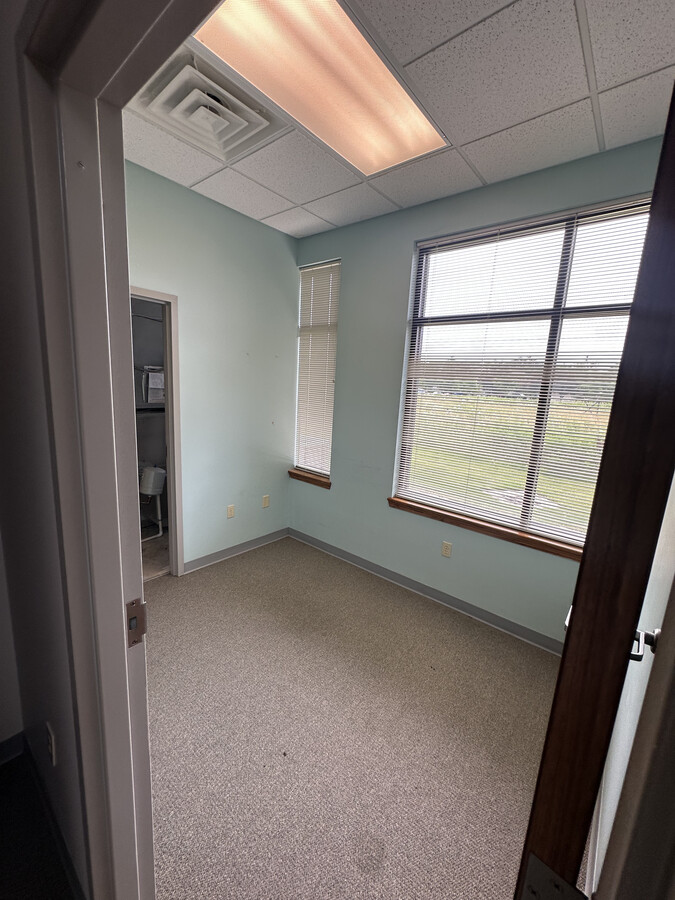 19101 E Valley View Pky, Independence, MO 64055 - Lot B - - Photo intérieure - Image 1 of 19