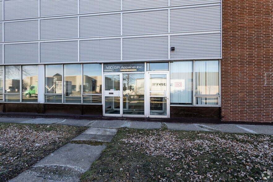 450-500 Rue McCaffrey, Montréal, QC à louer - Photo de l’immeuble – Image 3 sur 6