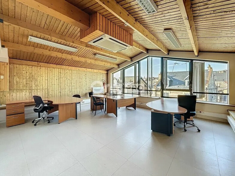 Bureau dans Saint-Quentin à louer - Photo de l’immeuble – Image 3 sur 5