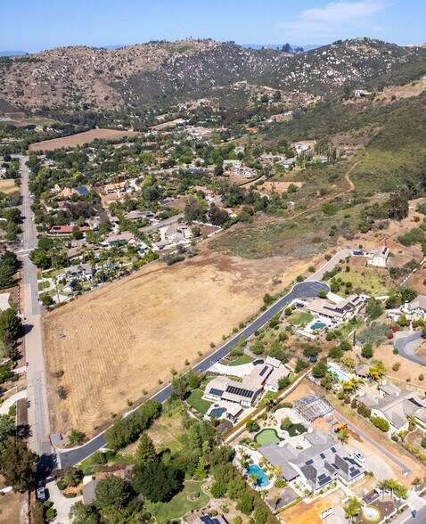 1655 Marilyn Ln, San Marcos, CA à vendre - Photo de l’immeuble – Image 2 sur 12