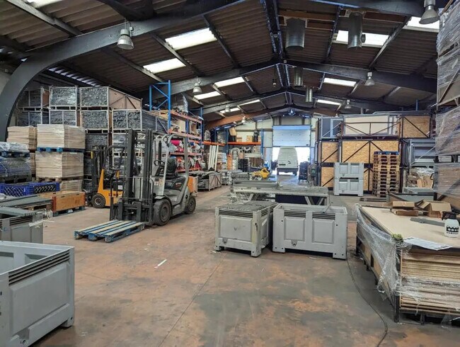 Plus de détails pour Bureau, Local d'activités à louer