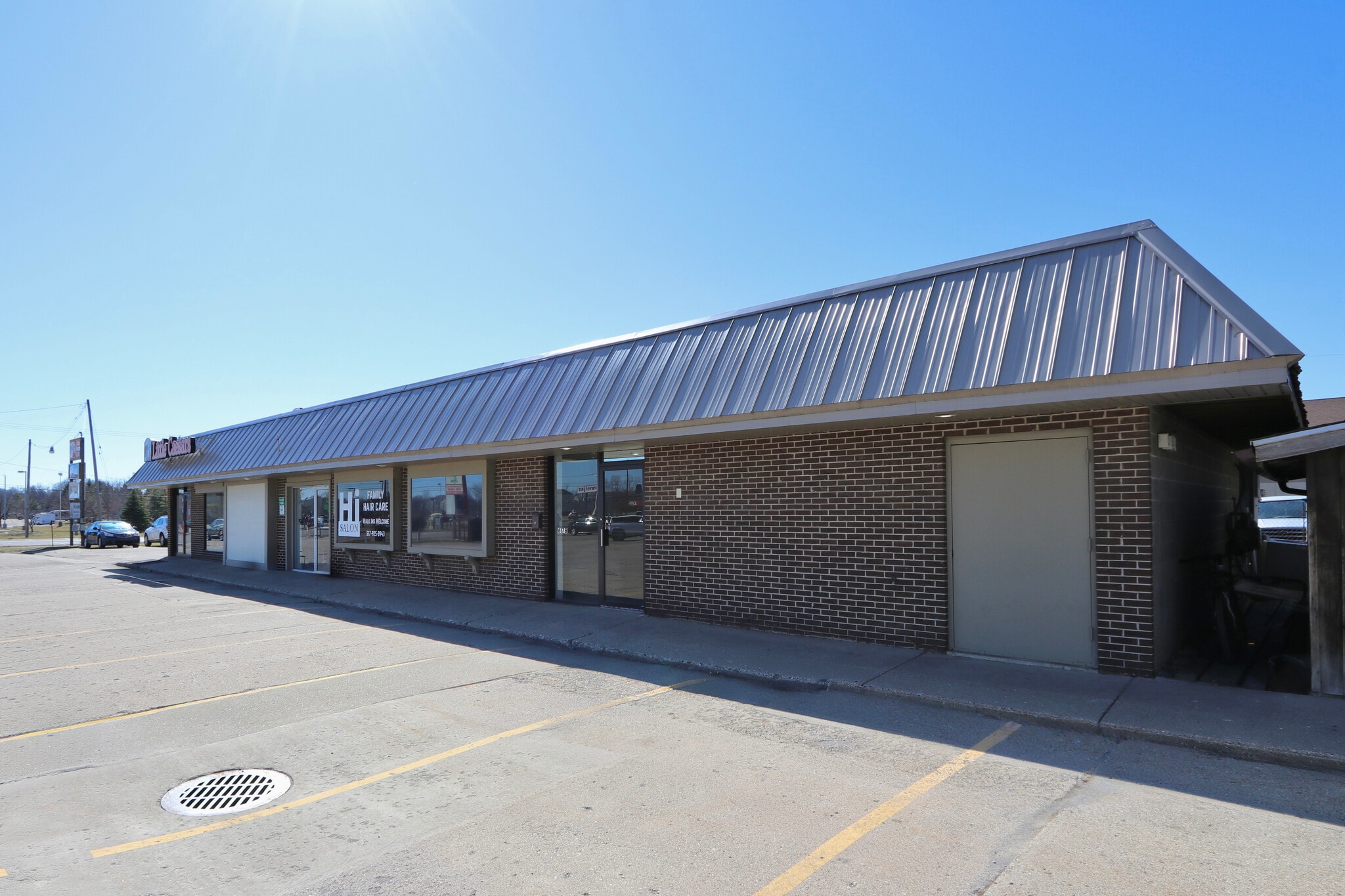 615-643 E Saginaw Hwy, Grand Ledge, MI à louer Photo de l’immeuble– Image 1 sur 8