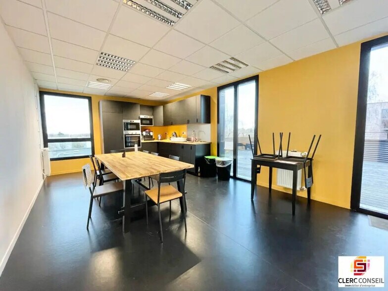 Bureau dans Mont-Saint-Aignan à louer - Photo de l’immeuble – Image 2 sur 6