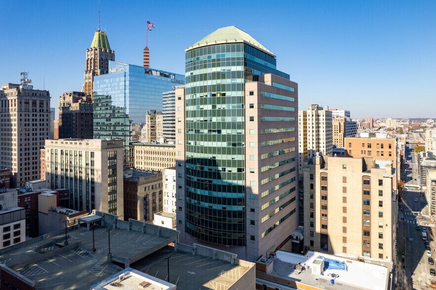 217 E Redwood St, Baltimore, MD à louer - Photo de l’immeuble – Image 1 sur 3