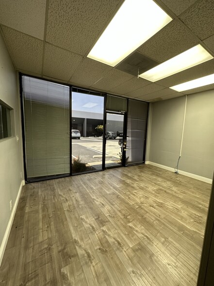 21018 Osborne St, Canoga Park, CA à louer - Photo de l’immeuble – Image 3 sur 7