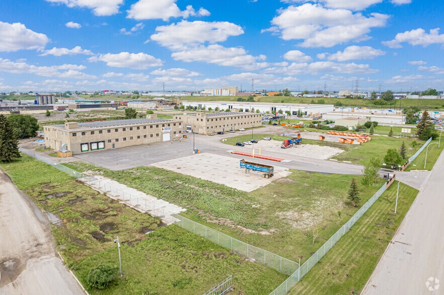 2828 Bonnybrook Rd SE, Calgary, AB à louer - Photo de l’immeuble – Image 3 sur 5