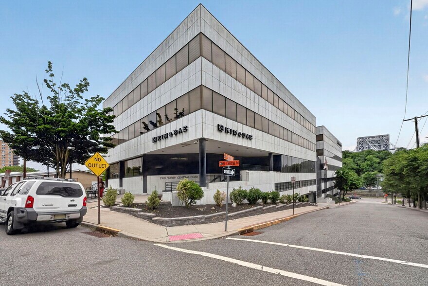 2160 N Central Rd, Fort Lee, NJ à louer - Photo de l’immeuble – Image 2 sur 31