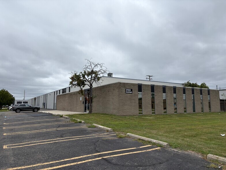 37200 Amrhein Rd, Livonia, MI à louer - Photo de l’immeuble – Image 1 sur 1