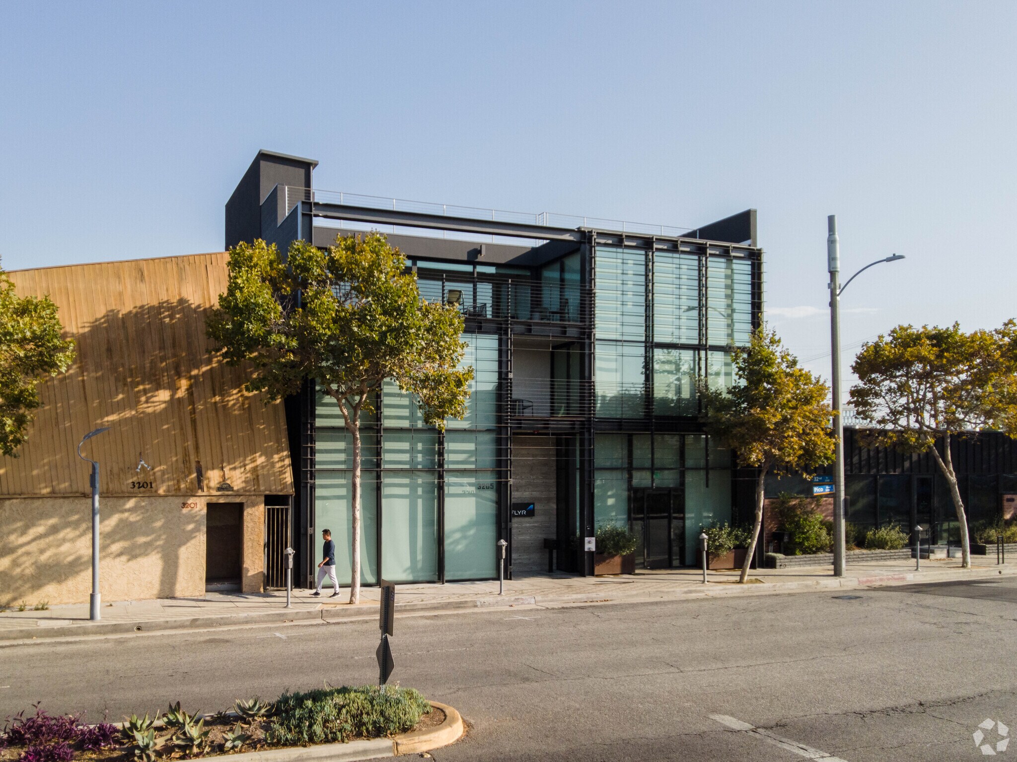 3205 Pico Blvd, Santa Monica, CA à louer Photo de l’immeuble– Image 1 sur 5