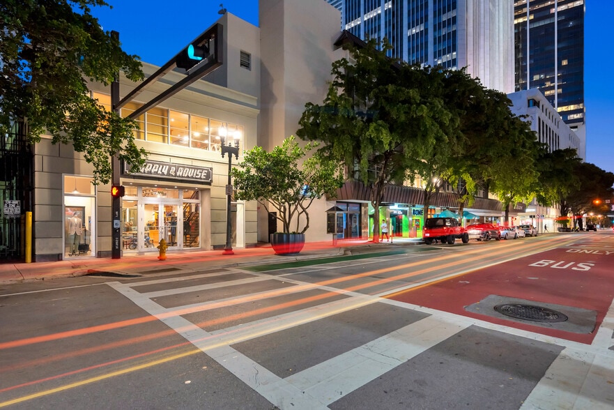 223 SE 1st St, Miami, FL à louer - Photo de l’immeuble – Image 3 sur 11