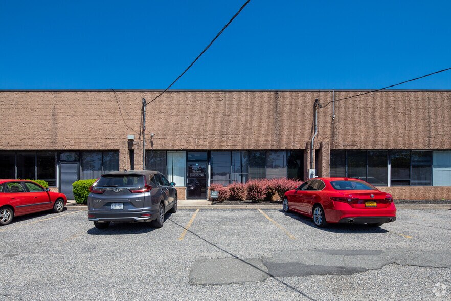 855 Conklin St, Farmingdale, NY à louer - Photo de l’immeuble – Image 3 sur 5