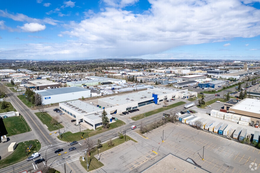 333 28th St NE, Calgary, AB à vendre - Aérien – Image 3 sur 3