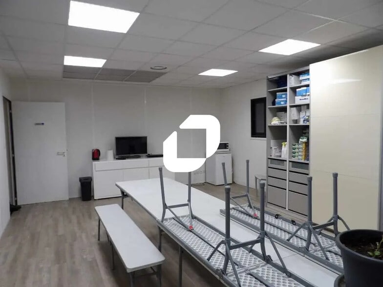 Bureau dans Mantes-la-Ville à louer - Photo de l’immeuble – Image 2 sur 4