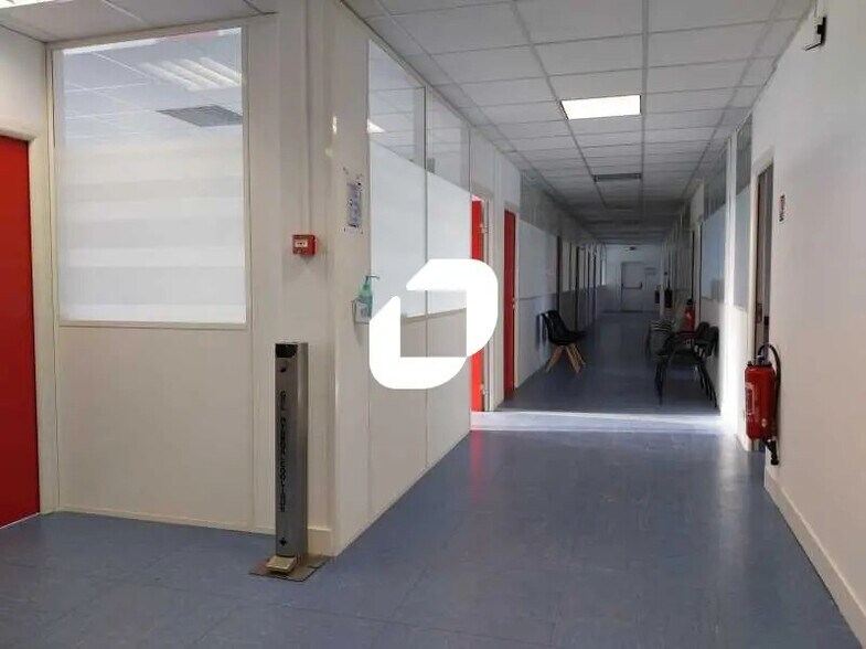 7-9 Rue Denis Papin, Trappes à louer - Photo de l’immeuble – Image 3 sur 8