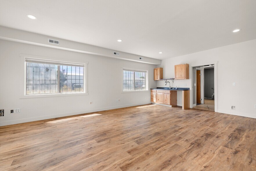 547 N 4th Ave, Cornelius, OR à louer - Photo de l’immeuble – Image 3 sur 13