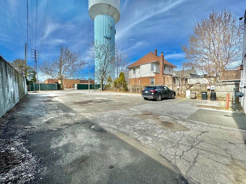 81 N Forest Ave, Rockville Centre, NY à louer - Photo de l’immeuble – Image 3 sur 9