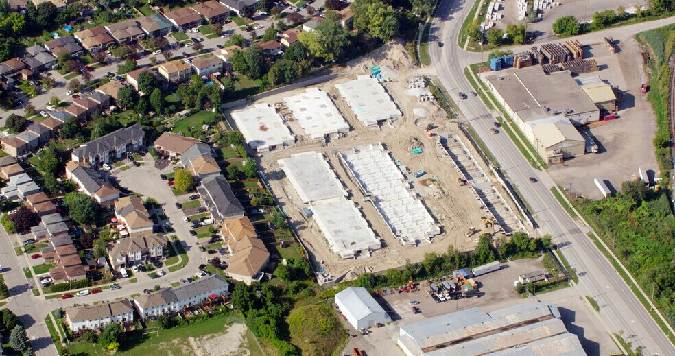 200 Dissette St, Bradford West Gwillimbury, ON à louer - Photo de l’immeuble – Image 2 sur 17