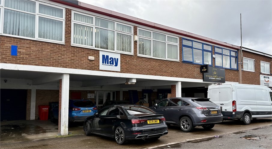 10 Browells Ln, Feltham, LND TW13 7LW - Lot 9 -  - Photo intérieure - Image 1 of 8