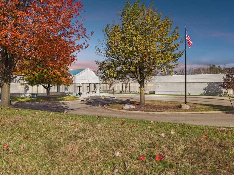 48150 Grand River Ave, Novi, MI à vendre - Photo de l’immeuble – Image 1 sur 4