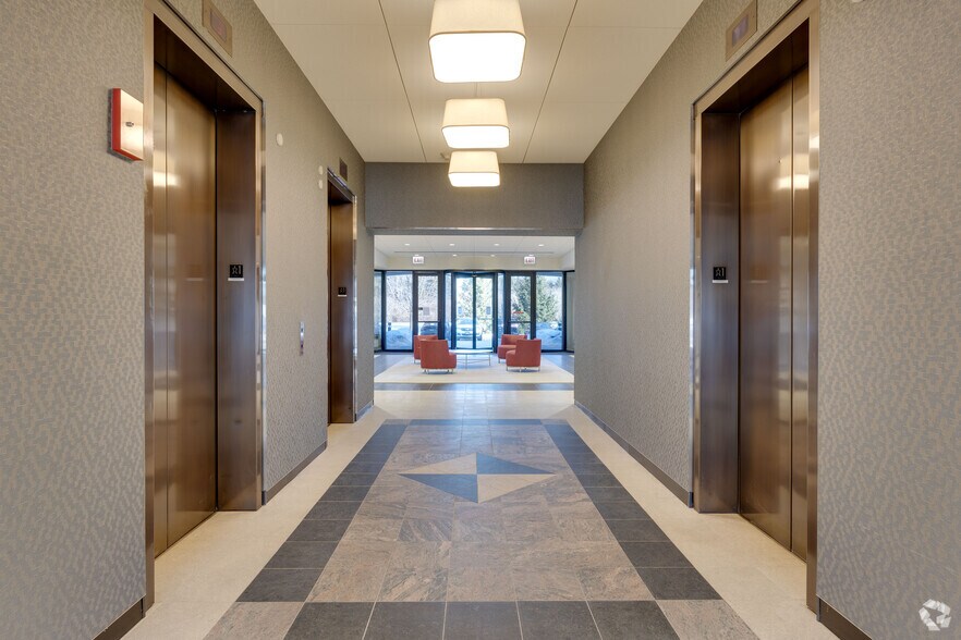 750 Warrenville Rd, Lisle, IL à louer - Hall d’entrée – Image 3 sur 8