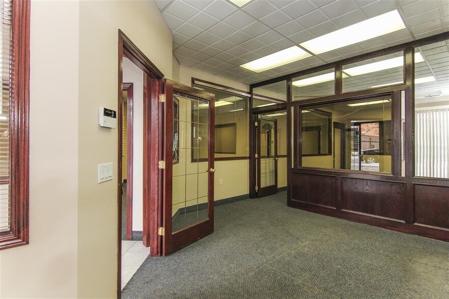 1015 Centre St NW, Calgary, AB à louer - Photo de l’immeuble – Image 3 sur 26