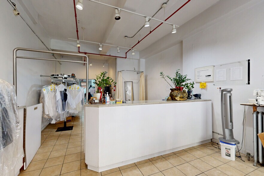 Residential, Retail, and Storage Co-Op portefeuille de 3 biens à vendre sur LoopNet.fr - Numérisation 3D Matterport – Image 3 sur 32