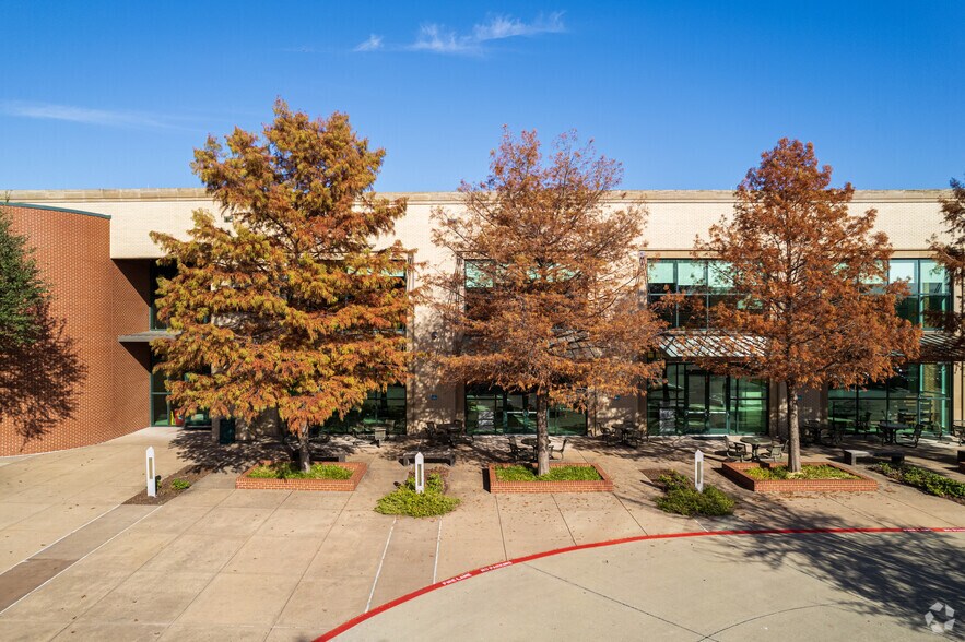 3700 S Stonebridge Dr, McKinney, TX à vendre - Photo de l’immeuble – Image 3 sur 8