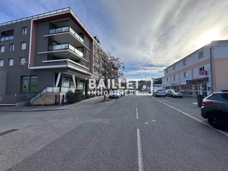 Local commercial dans Saint-Raphaël à louer - Photo de l’immeuble – Image 2 sur 12