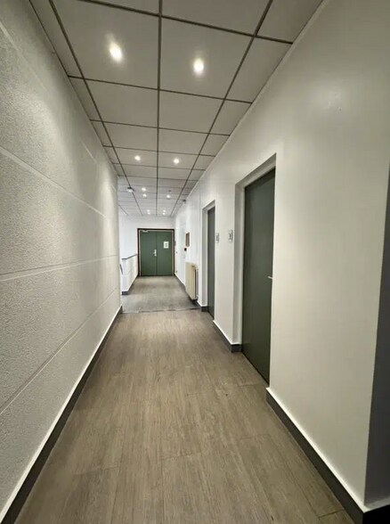 Industriel/Logistique dans Osny à vendre - Hall d’entrée – Image 2 sur 3