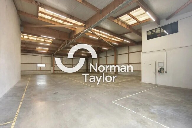 Plus de détails pour Local d'activités à louer