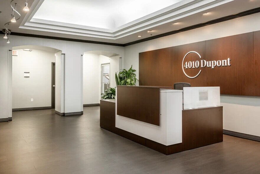 4010 DuPont Cir, Louisville, KY à louer - Photo de l’immeuble – Image 3 sur 13