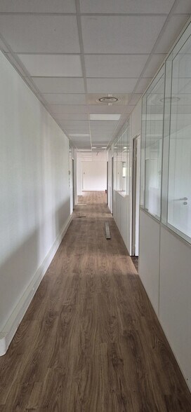 Bureau dans Bron à louer - Photo de l’immeuble – Image 1 sur 5