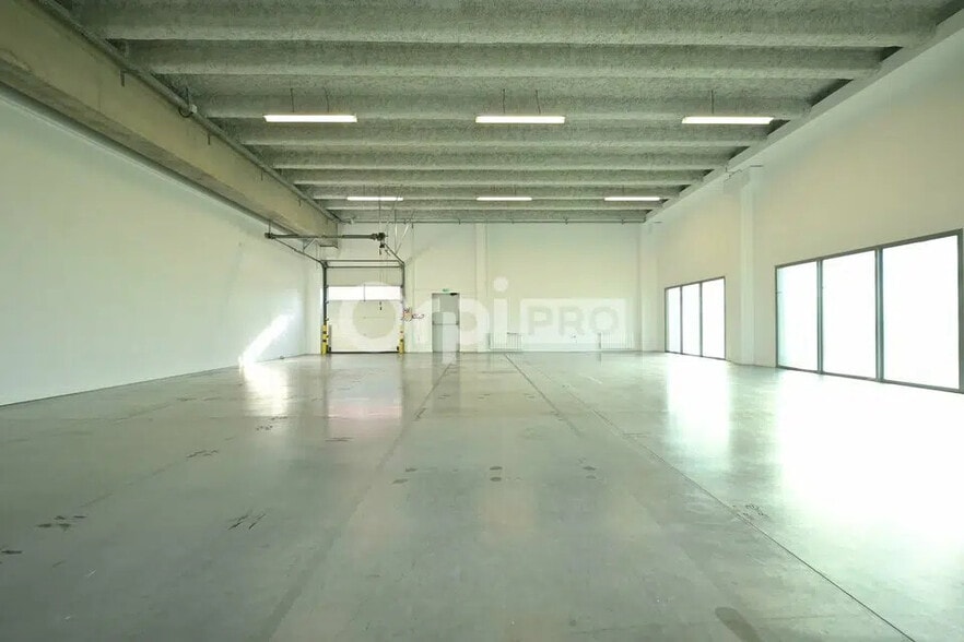 50 Rue Jean Zay, Saint-Priest à louer - Photo de l’immeuble – Image 2 sur 6