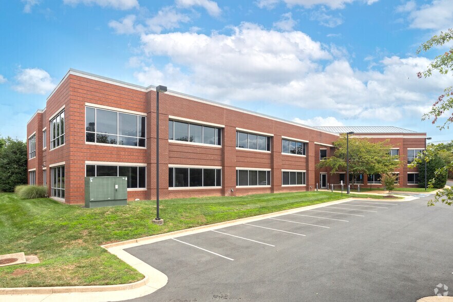 4530 Walney Rd, Chantilly, VA à louer - Photo de l’immeuble – Image 1 sur 5