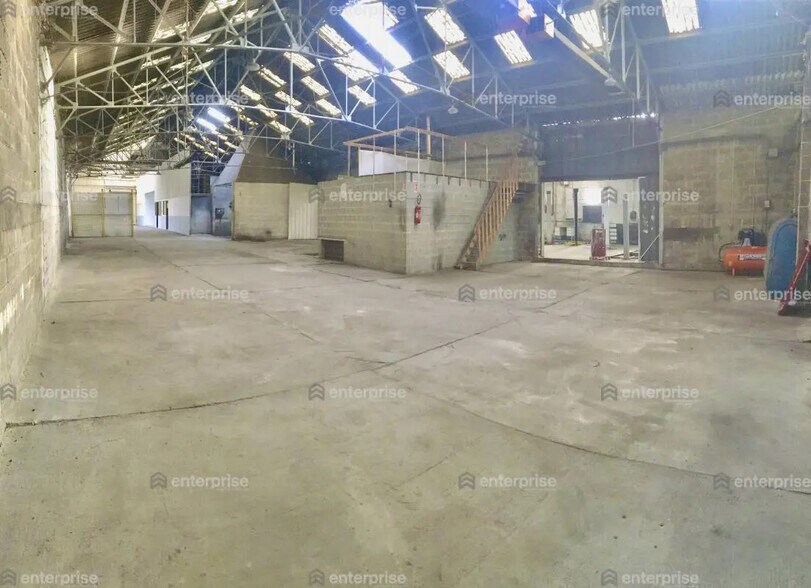 Local d'activités dans Péronne à vendre - Photo de l’immeuble – Image 2 sur 5