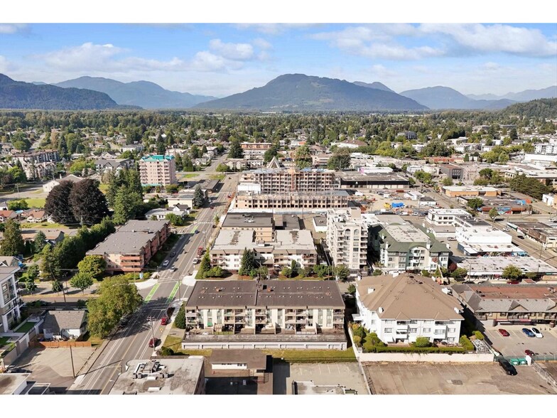 45744 Spadina Av, Chilliwack, BC à vendre - Aérien – Image 2 sur 6